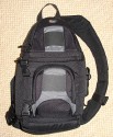 LOWEPRO SLINGSHOT 100\n\nFoto von Alex Diemert - VIELEN DANK!\n\nKommentar des Nutzers:\n\nHallo,\n\ndie Lowepro Slingshot 100 ist eine sehr schn gemachte Tasche.\nIch habe sie mit folgendem gefllt:\nEOS-20D mit angesetztem 17-55/2,8-IS mit angesetzter Geli + Filter,\n70-300-IS mit angesetzter Geli + Filter, 580er Blitz, Bounze,\nPolfilter 77mm, ND Filter 77mm, 2x Akku fr EOS,\n4x Mignon fr 580er Blitz, Speicherkarten und Reinigungstcher.\n\nBeste Gre, Alex