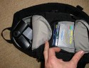 LOWEPRO SLINGSHOT 100\n\nFoto von Alex Diemert - VIELEN DANK!\n\nKommentar des Nutzers:\n\nHallo,\n\ndie Lowepro Slingshot 100 ist eine sehr schn gemachte Tasche.\nIch habe sie mit folgendem gefllt:\nEOS-20D mit angesetztem 17-55/2,8-IS mit angesetzter Geli + Filter,\n70-300-IS mit angesetzter Geli + Filter, 580er Blitz, Bounze,\nPolfilter 77mm, ND Filter 77mm, 2x Akku fr EOS,\n4x Mignon fr 580er Blitz, Speicherkarten und Reinigungstcher.\n\nBeste Gre, Alex
