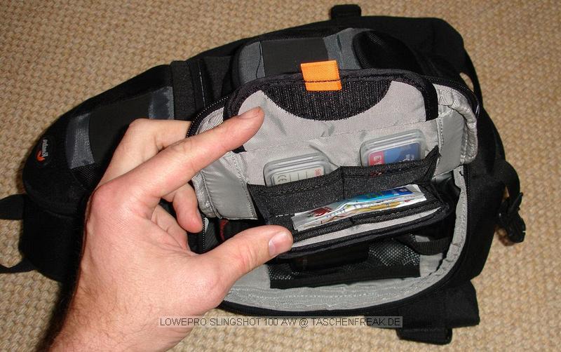 LOWEPRO SLINGSHOT 100\n\nFoto von Alex Diemert - VIELEN DANK!\n\nKommentar des Nutzers:\n\nHallo,\n\ndie Lowepro Slingshot 100 ist eine sehr schön gemachte Tasche.\nIch habe sie mit folgendem gefüllt:\nEOS-20D mit angesetztem 17-55/2,8-IS mit angesetzter Geli + Filter,\n70-300-IS mit angesetzter Geli + Filter, 580er Blitz, Bounze,\nPolfilter 77mm, ND Filter 77mm, 2x Akku für EOS,\n4x Mignon für 580er Blitz, Speicherkarten und Reinigungstücher.\n\nBeste Grüße, Alex