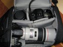 LOWEPRO - SLINGSHOT 200\n\nFoto und Text von Heiko Schultz - VIELEN DANK!\n\nKommentar:\n\nHallo liebe Leute,\n \nAls Inspiration und Beispiel, wie man den Lowepro Slingshot 200AW noch bestcken knnte, mchte ich noch ein einzelnes Bild beisteuern.\nSebastian Krisai hat vorgemacht, wie man die Einstze platzieren sollte, damit eine Kamera mit angesetztem 70-200 hineinpasst.\nDas funktioniert hier soweit selbst mit dem 2.8er noch sehr gut. Etwas eng, aber die Tasche geht zu!\n \nBraucht man nicht viel, so kann man sich den Platz noch ganz anders einteilen.\nHierfr die beiden Teiler, die standardmig oben und unten angebracht sind miteinander kombinieren und ber die gesamte Lnge der Tasche ausbreiten.\n \nIm Beispiel:\nEOS 30D mit 300 f/4 L IS\n5D Gehuse\nEF 85 f/1.8\n \nStatt des 300ers knnte man auch prima das 70-200 oder vergleichbare (100-400) mitnehmen.\nAnstelle des zweiten Gehuses (in meinem Fall zweites Gehuse fr die mitgefhrte kurze Brennweite) passt hier bestimmt auch ein 200 f/2.8 und oben ein schnes Weitwinkel hinein.\nWas da hingesteckt wird, wo hier das 85mm ist, bleibt wirklich jedem selbst berlassen, hier gibt es kaum Einschrnkung. 24-70 2.8, 28-75 2.8, 17-40 4.0, usw, Platz ist genug da.\n \nSchne Gre\nHeiko