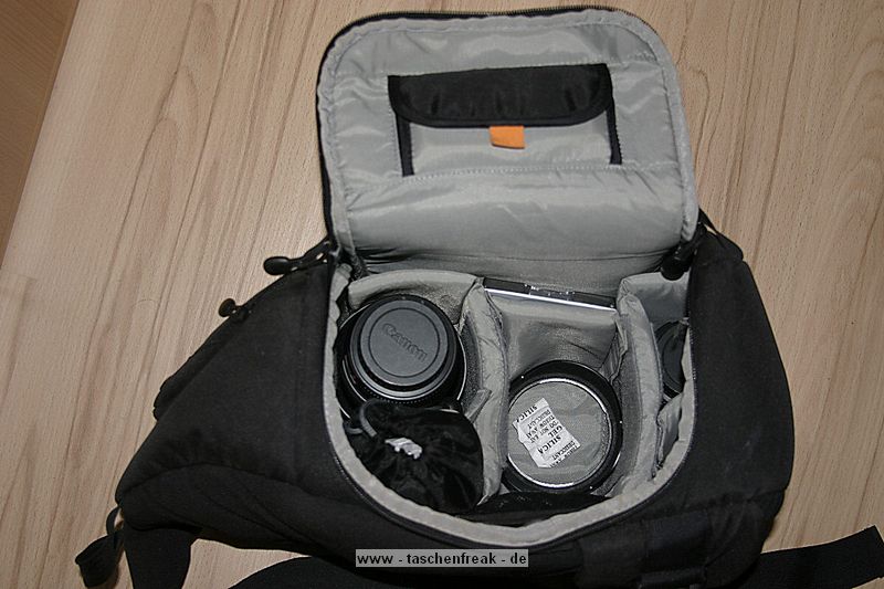 LOWEPRO SLINGSHOT 200 AW\n\nFoto von Thomas Giese - VIELEN DANK!\n\nKommentar des Nutzers:\n\nHallo,\n\nich benutze die Slingshot 200 nun schon mehr als ein Jahr und sie hat\nmich bisher auf diverse Fototouren sowie zwei Urlauben begeleitet.\nIm Grunde bin ich sehr zufrieden mit der Tasche. Was mich allerdings\ngestrt hat ist die Innenaufteilung im Auslieferungszustand:\nUm an alle Fcher ranzukommen mu man den Reisverschlu ganz ffnen.\nHierbei hatte ich immer Angst, dass mir etwas herausfallen knnte, wenn\nich die Tasche vorm Bauch trage. Deshalb habe ich die Innenaufteilung\neinmal um 90 gedreht. So kommen ich an alle Innenfcher von oben(wenn\ndie Tasche vor den Bauch gedreht ist) ran, und kann so gefahrlos ein\nObjektiv wecheseln.\nIm Anhang ist ein Foto zur Verdeutlichung, welches ihre gerne\nverffentlichen knnt.\n\nViele Gre\n\nThomas Giese (im DSLR-Forum aka th.giese)