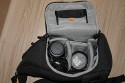 LOWEPRO SLINGSHOT 200 AW\n\nFoto von Thomas Giese - VIELEN DANK!\n\nKommentar des Nutzers:\n\nHallo,\n\nich benutze die Slingshot 200 nun schon mehr als ein Jahr und sie hat\nmich bisher auf diverse Fototouren sowie zwei Urlauben begeleitet.\nIm Grunde bin ich sehr zufrieden mit der Tasche. Was mich allerdings\ngestrt hat ist die Innenaufteilung im Auslieferungszustand:\nUm an alle Fcher ranzukommen mu man den Reisverschlu ganz ffnen.\nHierbei hatte ich immer Angst, dass mir etwas herausfallen knnte, wenn\nich die Tasche vorm Bauch trage. Deshalb habe ich die Innenaufteilung\neinmal um 90 gedreht. So kommen ich an alle Innenfcher von oben(wenn\ndie Tasche vor den Bauch gedreht ist) ran, und kann so gefahrlos ein\nObjektiv wecheseln.\nIm Anhang ist ein Foto zur Verdeutlichung, welches ihre gerne\nverffentlichen knnt.\n\nViele Gre\n\nThomas Giese (im DSLR-Forum aka th.giese)