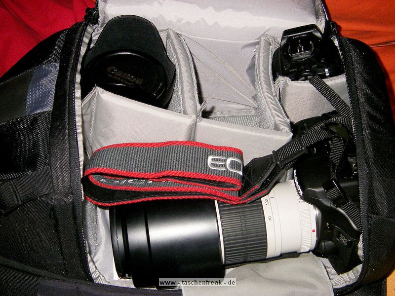 LOWEPRO SLINGSHOT 200 AW\n\nFoto von Martin Lorenz - VIELEN DANK!\n\nKommentar des Nutzers:\n\nGuten Tag,\n\nIch habe mir dir Bilder auf ihrer Seite zu dem genannten Rucksack angeschaut. Eine Canon Dslr + 70-200 4.0 L passt in der normalen Stellung definitiv nicht rein. Auch wenn es auf anderen Bildern gezeigt wird. Es geht nur wenn sich der Rucksack verformt. \n\nAuf meinen Bildern zeige ich wie eine Canon 40D mit angesetztem 70-200 4.0 L reinpasst.\n\nAuf den anderen Bildern sieht man wie man folgende Gegenstnde unterbekommt:\nCanon 40D (rein theoretisch auch mit BG-E2(N)) \nCanon 70-200 4.0 L mit bergestuplter GeLi\nCanon 17-40 4.0 L mit Crop Geli EW-83DII\nCanon Speedlite 430ex (theoretisch auch mit einem einfachen Omni Bounce)\nin der Oberen Tasche ein Lightsphere Clear + Anleitungen, sowie reserve Compactflash Karte \nin der vordere Tasche sind 4 BP-511 und 2x 4 AA Akkus.\n\nMfg Martin \n\nMartin Lorenz