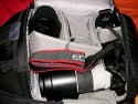 LOWEPRO SLINGSHOT 200 AW\n\nFoto von Martin Lorenz - VIELEN DANK!\n\nKommentar des Nutzers:\n\nGuten Tag,\n\nIch habe mir dir Bilder auf ihrer Seite zu dem genannten Rucksack angeschaut. Eine Canon Dslr + 70-200 4.0 L passt in der normalen Stellung definitiv nicht rein. Auch wenn es auf anderen Bildern gezeigt wird. Es geht nur wenn sich der Rucksack verformt. \n\nAuf meinen Bildern zeige ich wie eine Canon 40D mit angesetztem 70-200 4.0 L reinpasst.\n\nAuf den anderen Bildern sieht man wie man folgende Gegenstnde unterbekommt:\nCanon 40D (rein theoretisch auch mit BG-E2(N)) \nCanon 70-200 4.0 L mit bergestuplter GeLi\nCanon 17-40 4.0 L mit Crop Geli EW-83DII\nCanon Speedlite 430ex (theoretisch auch mit einem einfachen Omni Bounce)\nin der Oberen Tasche ein Lightsphere Clear + Anleitungen, sowie reserve Compactflash Karte \nin der vordere Tasche sind 4 BP-511 und 2x 4 AA Akkus.\n\nMfg Martin \n\nMartin Lorenz