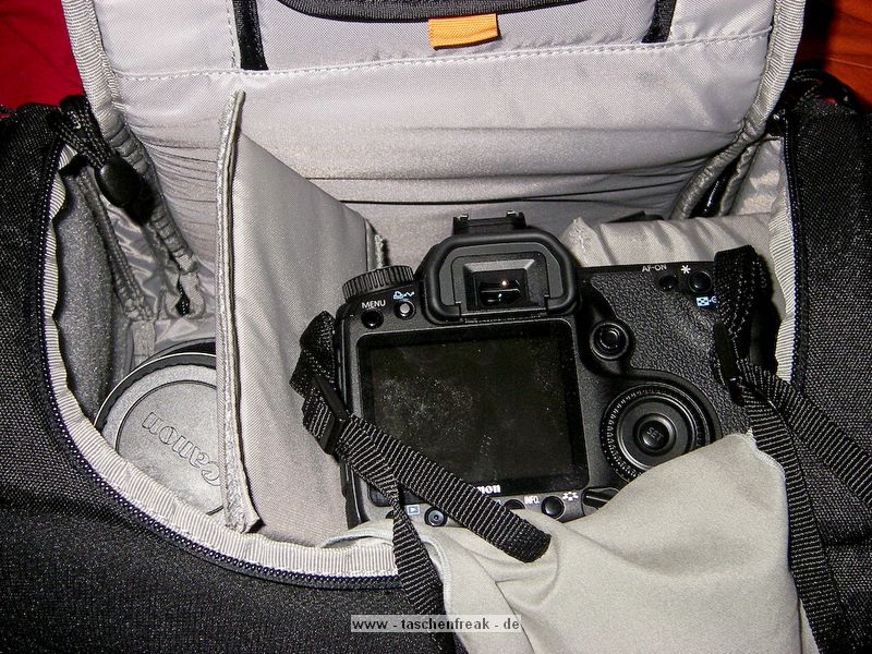 LOWEPRO SLINGSHOT 200 AW\n\nFoto von Martin Lorenz - VIELEN DANK!\n\nKommentar des Nutzers:\n\nGuten Tag,\n\nIch habe mir dir Bilder auf ihrer Seite zu dem genannten Rucksack angeschaut. Eine Canon Dslr + 70-200 4.0 L passt in der normalen Stellung definitiv nicht rein. Auch wenn es auf anderen Bildern gezeigt wird. Es geht nur wenn sich der Rucksack verformt. \n\nAuf meinen Bildern zeige ich wie eine Canon 40D mit angesetztem 70-200 4.0 L reinpasst.\n\nAuf den anderen Bildern sieht man wie man folgende Gegenstände unterbekommt:\nCanon 40D (rein theoretisch auch mit BG-E2(N)) \nCanon 70-200 4.0 L mit übergestuplter GeLi\nCanon 17-40 4.0 L mit Crop Geli EW-83DII\nCanon Speedlite 430ex (theoretisch auch mit einem einfachen Omni Bounce)\nin der Oberen Tasche ein Lightsphere Clear + Anleitungen, sowie reserve Compactflash Karte \nin der vordere Tasche sind 4 BP-511 und 2x 4 AA Akkus.\n\nMfg Martin \n\nMartin Lorenz