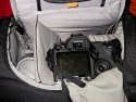 LOWEPRO SLINGSHOT 200 AW\n\nFoto von Martin Lorenz - VIELEN DANK!\n\nKommentar des Nutzers:\n\nGuten Tag,\n\nIch habe mir dir Bilder auf ihrer Seite zu dem genannten Rucksack angeschaut. Eine Canon Dslr + 70-200 4.0 L passt in der normalen Stellung definitiv nicht rein. Auch wenn es auf anderen Bildern gezeigt wird. Es geht nur wenn sich der Rucksack verformt. \n\nAuf meinen Bildern zeige ich wie eine Canon 40D mit angesetztem 70-200 4.0 L reinpasst.\n\nAuf den anderen Bildern sieht man wie man folgende Gegenstnde unterbekommt:\nCanon 40D (rein theoretisch auch mit BG-E2(N)) \nCanon 70-200 4.0 L mit bergestuplter GeLi\nCanon 17-40 4.0 L mit Crop Geli EW-83DII\nCanon Speedlite 430ex (theoretisch auch mit einem einfachen Omni Bounce)\nin der Oberen Tasche ein Lightsphere Clear + Anleitungen, sowie reserve Compactflash Karte \nin der vordere Tasche sind 4 BP-511 und 2x 4 AA Akkus.\n\nMfg Martin \n\nMartin Lorenz