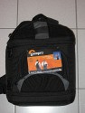 Lowepro SlingShot 300 AW\n\nFoto von Thomas Hermans - Vielen Dank!\n\nKommentar des Nutzers:\n\nHallo,\n\nder Weihnachtsmann war da und hat mir noch was untern Tannenbaum gelegt - die neue LowePro Slingshot 300 AW. Es war ein Spontankauf per Onlineversand in den USA, da die Tasche in Europa erst in einigen Monaten erhltlich sein soll. \n\nZwei herausragenden Unterschiede zu der Slingshot 200AW:\n\n- Grsse, die 300 AW hat deutlich in der Breite zuleget. Auf den Bildern ist die EOS5d mit angesetztem 24-105 L zu sehen und vorm Objektiv sind noch ca. 9,5 cm Platz fr lngere Objective.\n\n- Wegfall des dnnen Querriemens und neu ist ein breiter Beckengurt, wie er auch bei anderen LowePro Ruckscken verwendet wird - das war eine sehr gute Endscheidung.\nLeider ist es nicht abnehmbar, abder damit kann ich leben, zumal er das Tragen der vollen Tasche deutlich erleichtert.\n\nDie Trageriemen sind ausreichend lang.\n\nAm Design und sonstiger Ausstattung hat sich gegenber den 200er Modell nichts gendert, nur das es eben auf die Grsse angepasst wurde. Das Speicherkartenfach hat nun Platz fr\n4 CF-Karten -  ich bin nicht sicher, aber meine das es vorher nur 2 waren.\n\nNun viel Spass mit den Bildern.\n\nGrsse\n\nThomas