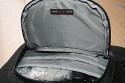 Lowepro Sling Shot 300AW\n\nFoto von Jrg Grunwald - DANKE DIR FR DIE BILDER!\n\nKommentar des Nutzers:\n\nDas Konzept der Lowepro Slingshot gefiel mir schon immer sehr gut, doch die Dinger waren zu klein.\n\nAm Freitag wurde dann meine neue Slingshot 300 AW von Directshopper.de geliefert.\n\nPlatz ist jetzt genug. Im Moment hab ich drin:\n\nNikon D2X, AF-S 70-200 / f2,8 VR, AF-S 18-200 VR, Tokina 12-24 ATX, Nikon SB 800 und noch ne Menge Kleinkram wie Fernauslser, Filter, usw. Zwei weitere Objektive normaler Gre wrden noch gut reinpassen.\n\nZusammen wiegt alles 5,8 KG. Das Gewicht ist mit der Slingshot noch sehr gut zu tragen, vor allem Dank des breiten gut gepolsterten Schultergurtes und der jetzt neu "richtigen" Beckengurte. Wenn man diese schn stramm einstellt, wird der Schultergurt ordentlich entlastet und die Tasche ist auch beim Laufen oder Klettern fest auf dem Rcken fixiert.\n\nFr den Zugriff auf die Cam braucht man nur den Verschlu des Beckengurtes zu lsen, die Tasche rutscht fast von selbst in die Zugriffsposition, dann noch schnell den gut laufenden Reiverschlu ffen und die Cam liegt griffbereit vor einem. Das ganze dauert mit ein bischen bung max. 5 Sekunden.\n\nEntgegen der blichen Beladung mit senkrecht stehenden Optiken im Hauptfach habe ich alles waagerecht bereinander, getrennt durch die Einteiler, in die Tasche gepackt. Das hat den Vorteil, das man in der Zugriffsposition an alle Teile von oben drankommt und die kleine ffnung ausreicht. Das finde ich besser, als bei Zugriff auf die Objektive erst den ganzen Deckel ffnen zu mssen. Einmal besteht das Risiko dass etwas herausfllt, zum anderen kann man in Zugriffsposition diesen Bereich nur schlecht einsehen, da er von einem selbst abgewandt ist. \nBesonders praktisch finde ich das im Zugriffsbereich fest eingenhte Mikrofasertuch z.B. zur Reinigung von Linsen.\n\nIn Summe fr mich eine sehr praktische, gerumige und gut zu tragende Tasche mittlerer Gre.\n\nXXX