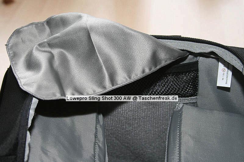 Lowepro Sling Shot 300AW\n\nFoto von Jörg Grunwald - DANKE DIR FÜR DIE BILDER!\n\nKommentar des Nutzers:\n\nDas Konzept der Lowepro Slingshot gefiel mir schon immer sehr gut, doch die Dinger waren zu klein.\n\nAm Freitag wurde dann meine neue Slingshot 300 AW von Directshopper.de geliefert.\n\nPlatz ist jetzt genug. Im Moment hab ich drin:\n\nNikon D2X, AF-S 70-200 / f2,8 VR, AF-S 18-200 VR, Tokina 12-24 ATX, Nikon SB 800 und noch ne Menge Kleinkram wie Fernauslöser, Filter, usw. Zwei weitere Objektive normaler Größe würden noch gut reinpassen.\n\nZusammen wiegt alles 5,8 KG. Das Gewicht ist mit der Slingshot noch sehr gut zu tragen, vor allem Dank des breiten gut gepolsterten Schultergurtes und der jetzt neu "richtigen" Beckengurte. Wenn man diese schön stramm einstellt, wird der Schultergurt ordentlich entlastet und die Tasche ist auch beim Laufen oder Klettern fest auf dem Rücken fixiert.\n\nFür den Zugriff auf die Cam braucht man nur den Verschluß des Beckengurtes zu lösen, die Tasche rutscht fast von selbst in die Zugriffsposition, dann noch schnell den gut laufenden Reißverschluß öffen und die Cam liegt griffbereit vor einem. Das ganze dauert mit ein bischen Übung max. 5 Sekunden.\n\nEntgegen der üblichen Beladung mit senkrecht stehenden Optiken im Hauptfach habe ich alles waagerecht übereinander, getrennt durch die Einteiler, in die Tasche gepackt. Das hat den Vorteil, das man in der Zugriffsposition an alle Teile von oben drankommt und die kleine Öffnung ausreicht. Das finde ich besser, als bei Zugriff auf die Objektive erst den ganzen Deckel öffnen zu müssen. Einmal besteht das Risiko dass etwas herausfällt, zum anderen kann man in Zugriffsposition diesen Bereich nur schlecht einsehen, da er von einem selbst abgewandt ist. \nBesonders praktisch finde ich das im Zugriffsbereich fest eingenähte Mikrofasertuch z.B. zur Reinigung von Linsen.\n\nIn Summe für mich eine sehr praktische, geräumige und gut zu tragende Tasche mittlerer Größe.\n\nXXX