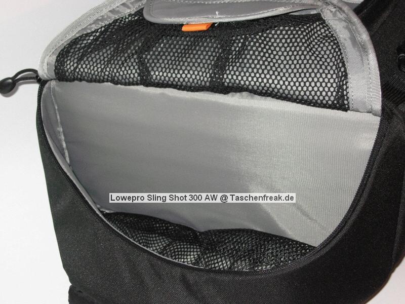 Lowepro SlingShot 300 AW\n\nFoto von Thomas Hermans - Vielen Dank!\n\nKommentar des Nutzers:\n\nHallo,\n\nder Weihnachtsmann war da und hat mir noch was untern Tannenbaum gelegt - die neue LowePro Slingshot 300 AW. Es war ein Spontankauf per Onlineversand in den USA, da die Tasche in Europa erst in einigen Monaten erhltlich sein soll. \n\nZwei herausragenden Unterschiede zu der Slingshot 200AW:\n\n- Grsse, die 300 AW hat deutlich in der Breite zuleget. Auf den Bildern ist die EOS5d mit angesetztem 24-105 L zu sehen und vorm Objektiv sind noch ca. 9,5 cm Platz fr lngere Objective.\n\n- Wegfall des dnnen Querriemens und neu ist ein breiter Beckengurt, wie er auch bei anderen LowePro Ruckscken verwendet wird - das war eine sehr gute Endscheidung.\nLeider ist es nicht abnehmbar, abder damit kann ich leben, zumal er das Tragen der vollen Tasche deutlich erleichtert.\n\nDie Trageriemen sind ausreichend lang.\n\nAm Design und sonstiger Ausstattung hat sich gegenber den 200er Modell nichts gendert, nur das es eben auf die Grsse angepasst wurde. Das Speicherkartenfach hat nun Platz fr\n4 CF-Karten -  ich bin nicht sicher, aber meine das es vorher nur 2 waren.\n\nNun viel Spass mit den Bildern.\n\nGrsse\n\nThomas
