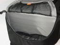 Lowepro SlingShot 300 AW\n\nFoto von Thomas Hermans - Vielen Dank!\n\nKommentar des Nutzers:\n\nHallo,\n\nder Weihnachtsmann war da und hat mir noch was untern Tannenbaum gelegt - die neue LowePro Slingshot 300 AW. Es war ein Spontankauf per Onlineversand in den USA, da die Tasche in Europa erst in einigen Monaten erhltlich sein soll. \n\nZwei herausragenden Unterschiede zu der Slingshot 200AW:\n\n- Grsse, die 300 AW hat deutlich in der Breite zuleget. Auf den Bildern ist die EOS5d mit angesetztem 24-105 L zu sehen und vorm Objektiv sind noch ca. 9,5 cm Platz fr lngere Objective.\n\n- Wegfall des dnnen Querriemens und neu ist ein breiter Beckengurt, wie er auch bei anderen LowePro Ruckscken verwendet wird - das war eine sehr gute Endscheidung.\nLeider ist es nicht abnehmbar, abder damit kann ich leben, zumal er das Tragen der vollen Tasche deutlich erleichtert.\n\nDie Trageriemen sind ausreichend lang.\n\nAm Design und sonstiger Ausstattung hat sich gegenber den 200er Modell nichts gendert, nur das es eben auf die Grsse angepasst wurde. Das Speicherkartenfach hat nun Platz fr\n4 CF-Karten -  ich bin nicht sicher, aber meine das es vorher nur 2 waren.\n\nNun viel Spass mit den Bildern.\n\nGrsse\n\nThomas