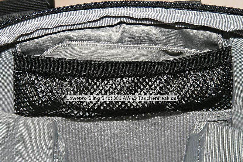 Lowepro Sling Shot 300AW\n\nFoto von Jrg Grunwald - DANKE DIR FR DIE BILDER!\n\nKommentar des Nutzers:\n\nDas Konzept der Lowepro Slingshot gefiel mir schon immer sehr gut, doch die Dinger waren zu klein.\n\nAm Freitag wurde dann meine neue Slingshot 300 AW von Directshopper.de geliefert.\n\nPlatz ist jetzt genug. Im Moment hab ich drin:\n\nNikon D2X, AF-S 70-200 / f2,8 VR, AF-S 18-200 VR, Tokina 12-24 ATX, Nikon SB 800 und noch ne Menge Kleinkram wie Fernauslser, Filter, usw. Zwei weitere Objektive normaler Gre wrden noch gut reinpassen.\n\nZusammen wiegt alles 5,8 KG. Das Gewicht ist mit der Slingshot noch sehr gut zu tragen, vor allem Dank des breiten gut gepolsterten Schultergurtes und der jetzt neu "richtigen" Beckengurte. Wenn man diese schn stramm einstellt, wird der Schultergurt ordentlich entlastet und die Tasche ist auch beim Laufen oder Klettern fest auf dem Rcken fixiert.\n\nFr den Zugriff auf die Cam braucht man nur den Verschlu des Beckengurtes zu lsen, die Tasche rutscht fast von selbst in die Zugriffsposition, dann noch schnell den gut laufenden Reiverschlu ffen und die Cam liegt griffbereit vor einem. Das ganze dauert mit ein bischen bung max. 5 Sekunden.\n\nEntgegen der blichen Beladung mit senkrecht stehenden Optiken im Hauptfach habe ich alles waagerecht bereinander, getrennt durch die Einteiler, in die Tasche gepackt. Das hat den Vorteil, das man in der Zugriffsposition an alle Teile von oben drankommt und die kleine ffnung ausreicht. Das finde ich besser, als bei Zugriff auf die Objektive erst den ganzen Deckel ffnen zu mssen. Einmal besteht das Risiko dass etwas herausfllt, zum anderen kann man in Zugriffsposition diesen Bereich nur schlecht einsehen, da er von einem selbst abgewandt ist. \nBesonders praktisch finde ich das im Zugriffsbereich fest eingenhte Mikrofasertuch z.B. zur Reinigung von Linsen.\n\nIn Summe fr mich eine sehr praktische, gerumige und gut zu tragende Tasche mittlerer Gre.\n\nXXX