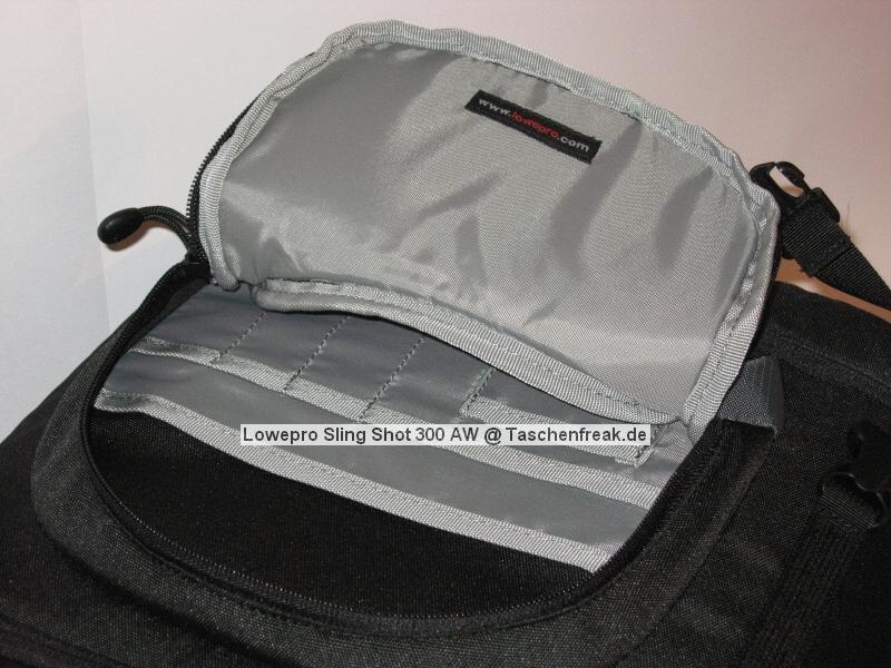 Lowepro SlingShot 300 AW\n\nFoto von Thomas Hermans - Vielen Dank!\n\nKommentar des Nutzers:\n\nHallo,\n\nder Weihnachtsmann war da und hat mir noch was untern Tannenbaum gelegt - die neue LowePro Slingshot 300 AW. Es war ein Spontankauf per Onlineversand in den USA, da die Tasche in Europa erst in einigen Monaten erhältlich sein soll. \n\nZwei herausragenden Unterschiede zu der Slingshot 200AW:\n\n- Grösse, die 300 AW hat deutlich in der Breite zuleget. Auf den Bildern ist die EOS5d mit angesetztem 24-105 L zu sehen und vorm Objektiv sind noch ca. 9,5 cm Platz für längere Objective.\n\n- Wegfall des dünnen Querriemens und neu ist ein breiter Beckengurt, wie er auch bei anderen LowePro Rucksäcken verwendet wird - das war eine sehr gute Endscheidung.\nLeider ist es nicht abnehmbar, abder damit kann ich leben, zumal er das Tragen der vollen Tasche deutlich erleichtert.\n\nDie Trageriemen sind ausreichend lang.\n\nAm Design und sonstiger Ausstattung hat sich gegenüber den 200er Modell nichts geändert, nur das es eben auf die Grösse angepasst wurde. Das Speicherkartenfach hat nun Platz für\n4 CF-Karten -  ich bin nicht sicher, aber meine das es vorher nur 2 waren.\n\nNun viel Spass mit den Bildern.\n\nGrüsse\n\nThomas