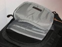 Lowepro SlingShot 300 AW\n\nFoto von Thomas Hermans - Vielen Dank!\n\nKommentar des Nutzers:\n\nHallo,\n\nder Weihnachtsmann war da und hat mir noch was untern Tannenbaum gelegt - die neue LowePro Slingshot 300 AW. Es war ein Spontankauf per Onlineversand in den USA, da die Tasche in Europa erst in einigen Monaten erhltlich sein soll. \n\nZwei herausragenden Unterschiede zu der Slingshot 200AW:\n\n- Grsse, die 300 AW hat deutlich in der Breite zuleget. Auf den Bildern ist die EOS5d mit angesetztem 24-105 L zu sehen und vorm Objektiv sind noch ca. 9,5 cm Platz fr lngere Objective.\n\n- Wegfall des dnnen Querriemens und neu ist ein breiter Beckengurt, wie er auch bei anderen LowePro Ruckscken verwendet wird - das war eine sehr gute Endscheidung.\nLeider ist es nicht abnehmbar, abder damit kann ich leben, zumal er das Tragen der vollen Tasche deutlich erleichtert.\n\nDie Trageriemen sind ausreichend lang.\n\nAm Design und sonstiger Ausstattung hat sich gegenber den 200er Modell nichts gendert, nur das es eben auf die Grsse angepasst wurde. Das Speicherkartenfach hat nun Platz fr\n4 CF-Karten -  ich bin nicht sicher, aber meine das es vorher nur 2 waren.\n\nNun viel Spass mit den Bildern.\n\nGrsse\n\nThomas