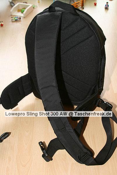 Lowepro Sling Shot 300AW\n\nFoto von Jrg Grunwald - DANKE DIR FR DIE BILDER!\n\nKommentar des Nutzers:\n\nDas Konzept der Lowepro Slingshot gefiel mir schon immer sehr gut, doch die Dinger waren zu klein.\n\nAm Freitag wurde dann meine neue Slingshot 300 AW von Directshopper.de geliefert.\n\nPlatz ist jetzt genug. Im Moment hab ich drin:\n\nNikon D2X, AF-S 70-200 / f2,8 VR, AF-S 18-200 VR, Tokina 12-24 ATX, Nikon SB 800 und noch ne Menge Kleinkram wie Fernauslser, Filter, usw. Zwei weitere Objektive normaler Gre wrden noch gut reinpassen.\n\nZusammen wiegt alles 5,8 KG. Das Gewicht ist mit der Slingshot noch sehr gut zu tragen, vor allem Dank des breiten gut gepolsterten Schultergurtes und der jetzt neu "richtigen" Beckengurte. Wenn man diese schn stramm einstellt, wird der Schultergurt ordentlich entlastet und die Tasche ist auch beim Laufen oder Klettern fest auf dem Rcken fixiert.\n\nFr den Zugriff auf die Cam braucht man nur den Verschlu des Beckengurtes zu lsen, die Tasche rutscht fast von selbst in die Zugriffsposition, dann noch schnell den gut laufenden Reiverschlu ffen und die Cam liegt griffbereit vor einem. Das ganze dauert mit ein bischen bung max. 5 Sekunden.\n\nEntgegen der blichen Beladung mit senkrecht stehenden Optiken im Hauptfach habe ich alles waagerecht bereinander, getrennt durch die Einteiler, in die Tasche gepackt. Das hat den Vorteil, das man in der Zugriffsposition an alle Teile von oben drankommt und die kleine ffnung ausreicht. Das finde ich besser, als bei Zugriff auf die Objektive erst den ganzen Deckel ffnen zu mssen. Einmal besteht das Risiko dass etwas herausfllt, zum anderen kann man in Zugriffsposition diesen Bereich nur schlecht einsehen, da er von einem selbst abgewandt ist. \nBesonders praktisch finde ich das im Zugriffsbereich fest eingenhte Mikrofasertuch z.B. zur Reinigung von Linsen.\n\nIn Summe fr mich eine sehr praktische, gerumige und gut zu tragende Tasche mittlerer Gre.\n\nXXX