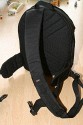 Lowepro Sling Shot 300AW\n\nFoto von Jrg Grunwald - DANKE DIR FR DIE BILDER!\n\nKommentar des Nutzers:\n\nDas Konzept der Lowepro Slingshot gefiel mir schon immer sehr gut, doch die Dinger waren zu klein.\n\nAm Freitag wurde dann meine neue Slingshot 300 AW von Directshopper.de geliefert.\n\nPlatz ist jetzt genug. Im Moment hab ich drin:\n\nNikon D2X, AF-S 70-200 / f2,8 VR, AF-S 18-200 VR, Tokina 12-24 ATX, Nikon SB 800 und noch ne Menge Kleinkram wie Fernauslser, Filter, usw. Zwei weitere Objektive normaler Gre wrden noch gut reinpassen.\n\nZusammen wiegt alles 5,8 KG. Das Gewicht ist mit der Slingshot noch sehr gut zu tragen, vor allem Dank des breiten gut gepolsterten Schultergurtes und der jetzt neu "richtigen" Beckengurte. Wenn man diese schn stramm einstellt, wird der Schultergurt ordentlich entlastet und die Tasche ist auch beim Laufen oder Klettern fest auf dem Rcken fixiert.\n\nFr den Zugriff auf die Cam braucht man nur den Verschlu des Beckengurtes zu lsen, die Tasche rutscht fast von selbst in die Zugriffsposition, dann noch schnell den gut laufenden Reiverschlu ffen und die Cam liegt griffbereit vor einem. Das ganze dauert mit ein bischen bung max. 5 Sekunden.\n\nEntgegen der blichen Beladung mit senkrecht stehenden Optiken im Hauptfach habe ich alles waagerecht bereinander, getrennt durch die Einteiler, in die Tasche gepackt. Das hat den Vorteil, das man in der Zugriffsposition an alle Teile von oben drankommt und die kleine ffnung ausreicht. Das finde ich besser, als bei Zugriff auf die Objektive erst den ganzen Deckel ffnen zu mssen. Einmal besteht das Risiko dass etwas herausfllt, zum anderen kann man in Zugriffsposition diesen Bereich nur schlecht einsehen, da er von einem selbst abgewandt ist. \nBesonders praktisch finde ich das im Zugriffsbereich fest eingenhte Mikrofasertuch z.B. zur Reinigung von Linsen.\n\nIn Summe fr mich eine sehr praktische, gerumige und gut zu tragende Tasche mittlerer Gre.\n\nXXX