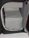 Lowepro SlingShot 300 AW\n\nFoto von Thomas Hermans - Vielen Dank!\n\nKommentar des Nutzers:\n\nHallo,\n\nder Weihnachtsmann war da und hat mir noch was untern Tannenbaum gelegt - die neue LowePro Slingshot 300 AW. Es war ein Spontankauf per Onlineversand in den USA, da die Tasche in Europa erst in einigen Monaten erhltlich sein soll. \n\nZwei herausragenden Unterschiede zu der Slingshot 200AW:\n\n- Grsse, die 300 AW hat deutlich in der Breite zuleget. Auf den Bildern ist die EOS5d mit angesetztem 24-105 L zu sehen und vorm Objektiv sind noch ca. 9,5 cm Platz fr lngere Objective.\n\n- Wegfall des dnnen Querriemens und neu ist ein breiter Beckengurt, wie er auch bei anderen LowePro Ruckscken verwendet wird - das war eine sehr gute Endscheidung.\nLeider ist es nicht abnehmbar, abder damit kann ich leben, zumal er das Tragen der vollen Tasche deutlich erleichtert.\n\nDie Trageriemen sind ausreichend lang.\n\nAm Design und sonstiger Ausstattung hat sich gegenber den 200er Modell nichts gendert, nur das es eben auf die Grsse angepasst wurde. Das Speicherkartenfach hat nun Platz fr\n4 CF-Karten -  ich bin nicht sicher, aber meine das es vorher nur 2 waren.\n\nNun viel Spass mit den Bildern.\n\nGrsse\n\nThomas