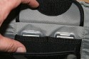 Lowepro Sling Shot 300AW\n\nFoto von Jrg Grunwald - DANKE DIR FR DIE BILDER!\n\nKommentar des Nutzers:\n\nDas Konzept der Lowepro Slingshot gefiel mir schon immer sehr gut, doch die Dinger waren zu klein.\n\nAm Freitag wurde dann meine neue Slingshot 300 AW von Directshopper.de geliefert.\n\nPlatz ist jetzt genug. Im Moment hab ich drin:\n\nNikon D2X, AF-S 70-200 / f2,8 VR, AF-S 18-200 VR, Tokina 12-24 ATX, Nikon SB 800 und noch ne Menge Kleinkram wie Fernauslser, Filter, usw. Zwei weitere Objektive normaler Gre wrden noch gut reinpassen.\n\nZusammen wiegt alles 5,8 KG. Das Gewicht ist mit der Slingshot noch sehr gut zu tragen, vor allem Dank des breiten gut gepolsterten Schultergurtes und der jetzt neu "richtigen" Beckengurte. Wenn man diese schn stramm einstellt, wird der Schultergurt ordentlich entlastet und die Tasche ist auch beim Laufen oder Klettern fest auf dem Rcken fixiert.\n\nFr den Zugriff auf die Cam braucht man nur den Verschlu des Beckengurtes zu lsen, die Tasche rutscht fast von selbst in die Zugriffsposition, dann noch schnell den gut laufenden Reiverschlu ffen und die Cam liegt griffbereit vor einem. Das ganze dauert mit ein bischen bung max. 5 Sekunden.\n\nEntgegen der blichen Beladung mit senkrecht stehenden Optiken im Hauptfach habe ich alles waagerecht bereinander, getrennt durch die Einteiler, in die Tasche gepackt. Das hat den Vorteil, das man in der Zugriffsposition an alle Teile von oben drankommt und die kleine ffnung ausreicht. Das finde ich besser, als bei Zugriff auf die Objektive erst den ganzen Deckel ffnen zu mssen. Einmal besteht das Risiko dass etwas herausfllt, zum anderen kann man in Zugriffsposition diesen Bereich nur schlecht einsehen, da er von einem selbst abgewandt ist. \nBesonders praktisch finde ich das im Zugriffsbereich fest eingenhte Mikrofasertuch z.B. zur Reinigung von Linsen.\n\nIn Summe fr mich eine sehr praktische, gerumige und gut zu tragende Tasche mittlerer Gre.\n\nXXX