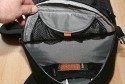 Lowepro Sling Shot 300AW\n\nFoto von Jrg Grunwald - DANKE DIR FR DIE BILDER!\n\nKommentar des Nutzers:\n\nDas Konzept der Lowepro Slingshot gefiel mir schon immer sehr gut, doch die Dinger waren zu klein.\n\nAm Freitag wurde dann meine neue Slingshot 300 AW von Directshopper.de geliefert.\n\nPlatz ist jetzt genug. Im Moment hab ich drin:\n\nNikon D2X, AF-S 70-200 / f2,8 VR, AF-S 18-200 VR, Tokina 12-24 ATX, Nikon SB 800 und noch ne Menge Kleinkram wie Fernauslser, Filter, usw. Zwei weitere Objektive normaler Gre wrden noch gut reinpassen.\n\nZusammen wiegt alles 5,8 KG. Das Gewicht ist mit der Slingshot noch sehr gut zu tragen, vor allem Dank des breiten gut gepolsterten Schultergurtes und der jetzt neu "richtigen" Beckengurte. Wenn man diese schn stramm einstellt, wird der Schultergurt ordentlich entlastet und die Tasche ist auch beim Laufen oder Klettern fest auf dem Rcken fixiert.\n\nFr den Zugriff auf die Cam braucht man nur den Verschlu des Beckengurtes zu lsen, die Tasche rutscht fast von selbst in die Zugriffsposition, dann noch schnell den gut laufenden Reiverschlu ffen und die Cam liegt griffbereit vor einem. Das ganze dauert mit ein bischen bung max. 5 Sekunden.\n\nEntgegen der blichen Beladung mit senkrecht stehenden Optiken im Hauptfach habe ich alles waagerecht bereinander, getrennt durch die Einteiler, in die Tasche gepackt. Das hat den Vorteil, das man in der Zugriffsposition an alle Teile von oben drankommt und die kleine ffnung ausreicht. Das finde ich besser, als bei Zugriff auf die Objektive erst den ganzen Deckel ffnen zu mssen. Einmal besteht das Risiko dass etwas herausfllt, zum anderen kann man in Zugriffsposition diesen Bereich nur schlecht einsehen, da er von einem selbst abgewandt ist. \nBesonders praktisch finde ich das im Zugriffsbereich fest eingenhte Mikrofasertuch z.B. zur Reinigung von Linsen.\n\nIn Summe fr mich eine sehr praktische, gerumige und gut zu tragende Tasche mittlerer Gre.\n\nXXX