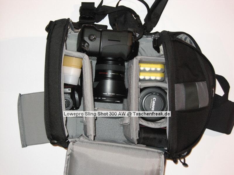 Lowepro SlingShot 300 AW\n\nFoto von Thomas Hermans - Vielen Dank!\n\nKommentar des Nutzers:\n\nHallo,\n\nder Weihnachtsmann war da und hat mir noch was untern Tannenbaum gelegt - die neue LowePro Slingshot 300 AW. Es war ein Spontankauf per Onlineversand in den USA, da die Tasche in Europa erst in einigen Monaten erhltlich sein soll. \n\nZwei herausragenden Unterschiede zu der Slingshot 200AW:\n\n- Grsse, die 300 AW hat deutlich in der Breite zuleget. Auf den Bildern ist die EOS5d mit angesetztem 24-105 L zu sehen und vorm Objektiv sind noch ca. 9,5 cm Platz fr lngere Objective.\n\n- Wegfall des dnnen Querriemens und neu ist ein breiter Beckengurt, wie er auch bei anderen LowePro Ruckscken verwendet wird - das war eine sehr gute Endscheidung.\nLeider ist es nicht abnehmbar, abder damit kann ich leben, zumal er das Tragen der vollen Tasche deutlich erleichtert.\n\nDie Trageriemen sind ausreichend lang.\n\nAm Design und sonstiger Ausstattung hat sich gegenber den 200er Modell nichts gendert, nur das es eben auf die Grsse angepasst wurde. Das Speicherkartenfach hat nun Platz fr\n4 CF-Karten -  ich bin nicht sicher, aber meine das es vorher nur 2 waren.\n\nNun viel Spass mit den Bildern.\n\nGrsse\n\nThomas