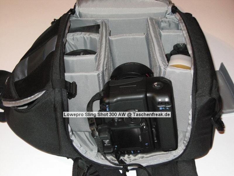 Lowepro SlingShot 300 AW\n\nFoto von Thomas Hermans - Vielen Dank!\n\nKommentar des Nutzers:\n\nHallo,\n\nder Weihnachtsmann war da und hat mir noch was untern Tannenbaum gelegt - die neue LowePro Slingshot 300 AW. Es war ein Spontankauf per Onlineversand in den USA, da die Tasche in Europa erst in einigen Monaten erhltlich sein soll. \n\nZwei herausragenden Unterschiede zu der Slingshot 200AW:\n\n- Grsse, die 300 AW hat deutlich in der Breite zuleget. Auf den Bildern ist die EOS5d mit angesetztem 24-105 L zu sehen und vorm Objektiv sind noch ca. 9,5 cm Platz fr lngere Objective.\n\n- Wegfall des dnnen Querriemens und neu ist ein breiter Beckengurt, wie er auch bei anderen LowePro Ruckscken verwendet wird - das war eine sehr gute Endscheidung.\nLeider ist es nicht abnehmbar, abder damit kann ich leben, zumal er das Tragen der vollen Tasche deutlich erleichtert.\n\nDie Trageriemen sind ausreichend lang.\n\nAm Design und sonstiger Ausstattung hat sich gegenber den 200er Modell nichts gendert, nur das es eben auf die Grsse angepasst wurde. Das Speicherkartenfach hat nun Platz fr\n4 CF-Karten -  ich bin nicht sicher, aber meine das es vorher nur 2 waren.\n\nNun viel Spass mit den Bildern.\n\nGrsse\n\nThomas