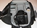 Lowepro SlingShot 300 AW\n\nFoto von Thomas Hermans - Vielen Dank!\n\nKommentar des Nutzers:\n\nHallo,\n\nder Weihnachtsmann war da und hat mir noch was untern Tannenbaum gelegt - die neue LowePro Slingshot 300 AW. Es war ein Spontankauf per Onlineversand in den USA, da die Tasche in Europa erst in einigen Monaten erhltlich sein soll. \n\nZwei herausragenden Unterschiede zu der Slingshot 200AW:\n\n- Grsse, die 300 AW hat deutlich in der Breite zuleget. Auf den Bildern ist die EOS5d mit angesetztem 24-105 L zu sehen und vorm Objektiv sind noch ca. 9,5 cm Platz fr lngere Objective.\n\n- Wegfall des dnnen Querriemens und neu ist ein breiter Beckengurt, wie er auch bei anderen LowePro Ruckscken verwendet wird - das war eine sehr gute Endscheidung.\nLeider ist es nicht abnehmbar, abder damit kann ich leben, zumal er das Tragen der vollen Tasche deutlich erleichtert.\n\nDie Trageriemen sind ausreichend lang.\n\nAm Design und sonstiger Ausstattung hat sich gegenber den 200er Modell nichts gendert, nur das es eben auf die Grsse angepasst wurde. Das Speicherkartenfach hat nun Platz fr\n4 CF-Karten -  ich bin nicht sicher, aber meine das es vorher nur 2 waren.\n\nNun viel Spass mit den Bildern.\n\nGrsse\n\nThomas