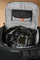 Lowepro Sling Shot 300AW\n\nFoto von Jrg Grunwald - DANKE DIR FR DIE BILDER!\n\nKommentar des Nutzers:\n\nDas Konzept der Lowepro Slingshot gefiel mir schon immer sehr gut, doch die Dinger waren zu klein.\n\nAm Freitag wurde dann meine neue Slingshot 300 AW von Directshopper.de geliefert.\n\nPlatz ist jetzt genug. Im Moment hab ich drin:\n\nNikon D2X, AF-S 70-200 / f2,8 VR, AF-S 18-200 VR, Tokina 12-24 ATX, Nikon SB 800 und noch ne Menge Kleinkram wie Fernauslser, Filter, usw. Zwei weitere Objektive normaler Gre wrden noch gut reinpassen.\n\nZusammen wiegt alles 5,8 KG. Das Gewicht ist mit der Slingshot noch sehr gut zu tragen, vor allem Dank des breiten gut gepolsterten Schultergurtes und der jetzt neu "richtigen" Beckengurte. Wenn man diese schn stramm einstellt, wird der Schultergurt ordentlich entlastet und die Tasche ist auch beim Laufen oder Klettern fest auf dem Rcken fixiert.\n\nFr den Zugriff auf die Cam braucht man nur den Verschlu des Beckengurtes zu lsen, die Tasche rutscht fast von selbst in die Zugriffsposition, dann noch schnell den gut laufenden Reiverschlu ffen und die Cam liegt griffbereit vor einem. Das ganze dauert mit ein bischen bung max. 5 Sekunden.\n\nEntgegen der blichen Beladung mit senkrecht stehenden Optiken im Hauptfach habe ich alles waagerecht bereinander, getrennt durch die Einteiler, in die Tasche gepackt. Das hat den Vorteil, das man in der Zugriffsposition an alle Teile von oben drankommt und die kleine ffnung ausreicht. Das finde ich besser, als bei Zugriff auf die Objektive erst den ganzen Deckel ffnen zu mssen. Einmal besteht das Risiko dass etwas herausfllt, zum anderen kann man in Zugriffsposition diesen Bereich nur schlecht einsehen, da er von einem selbst abgewandt ist. \nBesonders praktisch finde ich das im Zugriffsbereich fest eingenhte Mikrofasertuch z.B. zur Reinigung von Linsen.\n\nIn Summe fr mich eine sehr praktische, gerumige und gut zu tragende Tasche mittlerer Gre.\n\nXXX