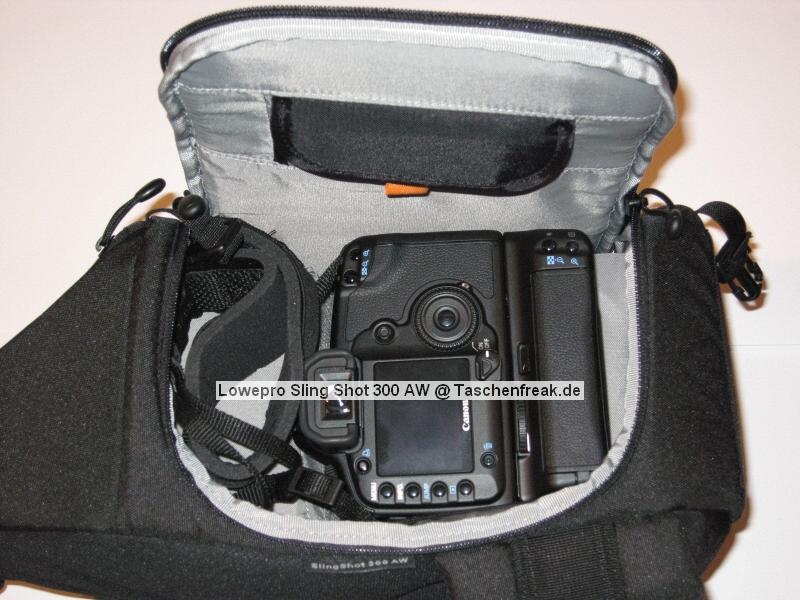 Lowepro SlingShot 300 AW\n\nFoto von Thomas Hermans - Vielen Dank!\n\nKommentar des Nutzers:\n\nHallo,\n\nder Weihnachtsmann war da und hat mir noch was untern Tannenbaum gelegt - die neue LowePro Slingshot 300 AW. Es war ein Spontankauf per Onlineversand in den USA, da die Tasche in Europa erst in einigen Monaten erhältlich sein soll. \n\nZwei herausragenden Unterschiede zu der Slingshot 200AW:\n\n- Grösse, die 300 AW hat deutlich in der Breite zuleget. Auf den Bildern ist die EOS5d mit angesetztem 24-105 L zu sehen und vorm Objektiv sind noch ca. 9,5 cm Platz für längere Objective.\n\n- Wegfall des dünnen Querriemens und neu ist ein breiter Beckengurt, wie er auch bei anderen LowePro Rucksäcken verwendet wird - das war eine sehr gute Endscheidung.\nLeider ist es nicht abnehmbar, abder damit kann ich leben, zumal er das Tragen der vollen Tasche deutlich erleichtert.\n\nDie Trageriemen sind ausreichend lang.\n\nAm Design und sonstiger Ausstattung hat sich gegenüber den 200er Modell nichts geändert, nur das es eben auf die Grösse angepasst wurde. Das Speicherkartenfach hat nun Platz für\n4 CF-Karten -  ich bin nicht sicher, aber meine das es vorher nur 2 waren.\n\nNun viel Spass mit den Bildern.\n\nGrüsse\n\nThomas