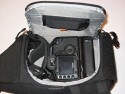 Lowepro SlingShot 300 AW\n\nFoto von Thomas Hermans - Vielen Dank!\n\nKommentar des Nutzers:\n\nHallo,\n\nder Weihnachtsmann war da und hat mir noch was untern Tannenbaum gelegt - die neue LowePro Slingshot 300 AW. Es war ein Spontankauf per Onlineversand in den USA, da die Tasche in Europa erst in einigen Monaten erhltlich sein soll. \n\nZwei herausragenden Unterschiede zu der Slingshot 200AW:\n\n- Grsse, die 300 AW hat deutlich in der Breite zuleget. Auf den Bildern ist die EOS5d mit angesetztem 24-105 L zu sehen und vorm Objektiv sind noch ca. 9,5 cm Platz fr lngere Objective.\n\n- Wegfall des dnnen Querriemens und neu ist ein breiter Beckengurt, wie er auch bei anderen LowePro Ruckscken verwendet wird - das war eine sehr gute Endscheidung.\nLeider ist es nicht abnehmbar, abder damit kann ich leben, zumal er das Tragen der vollen Tasche deutlich erleichtert.\n\nDie Trageriemen sind ausreichend lang.\n\nAm Design und sonstiger Ausstattung hat sich gegenber den 200er Modell nichts gendert, nur das es eben auf die Grsse angepasst wurde. Das Speicherkartenfach hat nun Platz fr\n4 CF-Karten -  ich bin nicht sicher, aber meine das es vorher nur 2 waren.\n\nNun viel Spass mit den Bildern.\n\nGrsse\n\nThomas