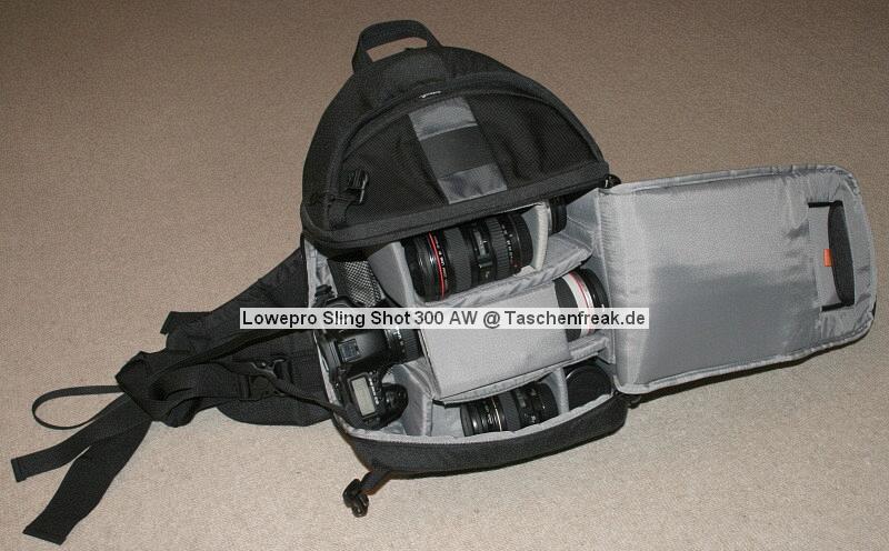 Lowepro SlingShot 300 AW\n\nFoto von Achim Kchler - DANKE VIELMALS!\n\nKommentar des Nutzers:\n\nHallo\nich bin erst krzlich auf Eure hilfreiche Galerie von Taschenbildern gestoen! \nSehr informativ, danke fr diese Zusammenstellung!\n \nDieser Tage habe ich meine Lowepro Slingshot 300 AW bekommen und mchte mich gleich mit Bildern an Eurer Datenbank beteiligen. \n \nDie meisten Fotos der Slingshot-Reihe zeigen diesen Rucksack mit seiner Einteilung so, wie sie vom Hersteller zusammengesteckt wurde. Fr einen schnellen Zugriff auf die Ausrstung ist es meiner Meinung nach gnstiger, die Fcher so anzuordnen, dass man an die Objektive ber die nur an der Schmalseite geffnete Klappe herankommt. So ist man erstens schneller und luft auch weniger Gefahr, dass einem die wertvollen Glser runterfallen.\nDie Slingshot 300 AW habe ich bepackt mit: Kameragehuse und angesetztem Objektiv 24-105, zustzlich kommt man ber die kleine Klappenffnung an folgende Objektive heran: 100-400mm, 17-40mm, 70-200mm, 85mm, 35mm. Unter den beiden zuletzt genannten Festbrennweiten findet noch ein weiteres Objektiv Platz, hier ein 100mm Makroobjektiv. Fr dieses muss man allerdings die Klappe vollstndig ffnen. \nAuf den Bildern ist das mittlere Fach noch mal unterteilt, damit das 70-200er noch hineinpasst. Lsst man diese Unterteilung weg, passt die Kamera besser in die Tasche, falls man den Batteriegriff montiert hat. Beide Telezooms gleichzeitig mitzunehmen macht ohnehin nicht viel Sinn.\n \nEbenfalls dabei: ein Grenvergleich Slingshot 300 gegenber 200. Die Hhe ist gleich geblieben, die 300er ist nur breiter. In der Praxis zeigt sich, dass sich die 300er nicht so verwindet, wenn man sie vom Rcken nach vorn gezogen hat.\n \nGru aus Frankfurt\nAchim Kchler
