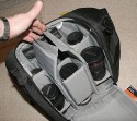 Lowepro SlingShot 300 AW\n\nFoto von Achim Kchler - DANKE VIELMALS!\n\nKommentar des Nutzers:\n\nHallo\nich bin erst krzlich auf Eure hilfreiche Galerie von Taschenbildern gestoen! \nSehr informativ, danke fr diese Zusammenstellung!\n \nDieser Tage habe ich meine Lowepro Slingshot 300 AW bekommen und mchte mich gleich mit Bildern an Eurer Datenbank beteiligen. \n \nDie meisten Fotos der Slingshot-Reihe zeigen diesen Rucksack mit seiner Einteilung so, wie sie vom Hersteller zusammengesteckt wurde. Fr einen schnellen Zugriff auf die Ausrstung ist es meiner Meinung nach gnstiger, die Fcher so anzuordnen, dass man an die Objektive ber die nur an der Schmalseite geffnete Klappe herankommt. So ist man erstens schneller und luft auch weniger Gefahr, dass einem die wertvollen Glser runterfallen.\nDie Slingshot 300 AW habe ich bepackt mit: Kameragehuse und angesetztem Objektiv 24-105, zustzlich kommt man ber die kleine Klappenffnung an folgende Objektive heran: 100-400mm, 17-40mm, 70-200mm, 85mm, 35mm. Unter den beiden zuletzt genannten Festbrennweiten findet noch ein weiteres Objektiv Platz, hier ein 100mm Makroobjektiv. Fr dieses muss man allerdings die Klappe vollstndig ffnen. \nAuf den Bildern ist das mittlere Fach noch mal unterteilt, damit das 70-200er noch hineinpasst. Lsst man diese Unterteilung weg, passt die Kamera besser in die Tasche, falls man den Batteriegriff montiert hat. Beide Telezooms gleichzeitig mitzunehmen macht ohnehin nicht viel Sinn.\n \nEbenfalls dabei: ein Grenvergleich Slingshot 300 gegenber 200. Die Hhe ist gleich geblieben, die 300er ist nur breiter. In der Praxis zeigt sich, dass sich die 300er nicht so verwindet, wenn man sie vom Rcken nach vorn gezogen hat.\n \nGru aus Frankfurt\nAchim Kchler