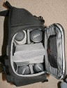 Lowepro SlingShot 300 AW\n\nFoto von Achim Kchler - DANKE VIELMALS!\n\nKommentar des Nutzers:\n\nHallo\nich bin erst krzlich auf Eure hilfreiche Galerie von Taschenbildern gestoen! \nSehr informativ, danke fr diese Zusammenstellung!\n \nDieser Tage habe ich meine Lowepro Slingshot 300 AW bekommen und mchte mich gleich mit Bildern an Eurer Datenbank beteiligen. \n \nDie meisten Fotos der Slingshot-Reihe zeigen diesen Rucksack mit seiner Einteilung so, wie sie vom Hersteller zusammengesteckt wurde. Fr einen schnellen Zugriff auf die Ausrstung ist es meiner Meinung nach gnstiger, die Fcher so anzuordnen, dass man an die Objektive ber die nur an der Schmalseite geffnete Klappe herankommt. So ist man erstens schneller und luft auch weniger Gefahr, dass einem die wertvollen Glser runterfallen.\nDie Slingshot 300 AW habe ich bepackt mit: Kameragehuse und angesetztem Objektiv 24-105, zustzlich kommt man ber die kleine Klappenffnung an folgende Objektive heran: 100-400mm, 17-40mm, 70-200mm, 85mm, 35mm. Unter den beiden zuletzt genannten Festbrennweiten findet noch ein weiteres Objektiv Platz, hier ein 100mm Makroobjektiv. Fr dieses muss man allerdings die Klappe vollstndig ffnen. \nAuf den Bildern ist das mittlere Fach noch mal unterteilt, damit das 70-200er noch hineinpasst. Lsst man diese Unterteilung weg, passt die Kamera besser in die Tasche, falls man den Batteriegriff montiert hat. Beide Telezooms gleichzeitig mitzunehmen macht ohnehin nicht viel Sinn.\n \nEbenfalls dabei: ein Grenvergleich Slingshot 300 gegenber 200. Die Hhe ist gleich geblieben, die 300er ist nur breiter. In der Praxis zeigt sich, dass sich die 300er nicht so verwindet, wenn man sie vom Rcken nach vorn gezogen hat.\n \nGru aus Frankfurt\nAchim Kchler