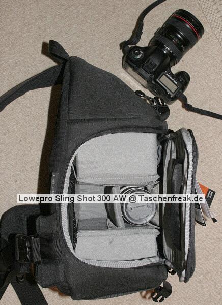 Lowepro SlingShot 300 AW\n\nFoto von Achim Küchler - DANKE VIELMALS!\n\nKommentar des Nutzers:\n\nHallo\nich bin erst kürzlich auf Eure hilfreiche Galerie von Taschenbildern gestoßen! \nSehr informativ, danke für diese Zusammenstellung!\n \nDieser Tage habe ich meine Lowepro Slingshot 300 AW bekommen und möchte mich gleich mit Bildern an Eurer Datenbank beteiligen. \n \nDie meisten Fotos der Slingshot-Reihe zeigen diesen Rucksack mit seiner Einteilung so, wie sie vom Hersteller zusammengesteckt wurde. Für einen schnellen Zugriff auf die Ausrüstung ist es meiner Meinung nach günstiger, die Fächer so anzuordnen, dass man an die Objektive über die nur an der Schmalseite geöffnete Klappe herankommt. So ist man erstens schneller und läuft auch weniger Gefahr, dass einem die wertvollen Gläser runterfallen.\nDie Slingshot 300 AW habe ich bepackt mit: Kameragehäuse und angesetztem Objektiv 24-105, zusätzlich kommt man über die kleine Klappenöffnung an folgende Objektive heran: 100-400mm, 17-40mm, 70-200mm, 85mm, 35mm. Unter den beiden zuletzt genannten Festbrennweiten findet noch ein weiteres Objektiv Platz, hier ein 100mm Makroobjektiv. Für dieses muss man allerdings die Klappe vollständig öffnen. \nAuf den Bildern ist das mittlere Fach noch mal unterteilt, damit das 70-200er noch hineinpasst. Lässt man diese Unterteilung weg, passt die Kamera besser in die Tasche, falls man den Batteriegriff montiert hat. Beide Telezooms gleichzeitig mitzunehmen macht ohnehin nicht viel Sinn.\n \nEbenfalls dabei: ein Größenvergleich Slingshot 300 gegenüber 200. Die Höhe ist gleich geblieben, die 300er ist nur breiter. In der Praxis zeigt sich, dass sich die 300er nicht so verwindet, wenn man sie vom Rücken nach vorn gezogen hat.\n \nGruß aus Frankfurt\nAchim Küchler
