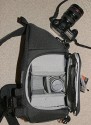 Lowepro SlingShot 300 AW\n\nFoto von Achim Kchler - DANKE VIELMALS!\n\nKommentar des Nutzers:\n\nHallo\nich bin erst krzlich auf Eure hilfreiche Galerie von Taschenbildern gestoen! \nSehr informativ, danke fr diese Zusammenstellung!\n \nDieser Tage habe ich meine Lowepro Slingshot 300 AW bekommen und mchte mich gleich mit Bildern an Eurer Datenbank beteiligen. \n \nDie meisten Fotos der Slingshot-Reihe zeigen diesen Rucksack mit seiner Einteilung so, wie sie vom Hersteller zusammengesteckt wurde. Fr einen schnellen Zugriff auf die Ausrstung ist es meiner Meinung nach gnstiger, die Fcher so anzuordnen, dass man an die Objektive ber die nur an der Schmalseite geffnete Klappe herankommt. So ist man erstens schneller und luft auch weniger Gefahr, dass einem die wertvollen Glser runterfallen.\nDie Slingshot 300 AW habe ich bepackt mit: Kameragehuse und angesetztem Objektiv 24-105, zustzlich kommt man ber die kleine Klappenffnung an folgende Objektive heran: 100-400mm, 17-40mm, 70-200mm, 85mm, 35mm. Unter den beiden zuletzt genannten Festbrennweiten findet noch ein weiteres Objektiv Platz, hier ein 100mm Makroobjektiv. Fr dieses muss man allerdings die Klappe vollstndig ffnen. \nAuf den Bildern ist das mittlere Fach noch mal unterteilt, damit das 70-200er noch hineinpasst. Lsst man diese Unterteilung weg, passt die Kamera besser in die Tasche, falls man den Batteriegriff montiert hat. Beide Telezooms gleichzeitig mitzunehmen macht ohnehin nicht viel Sinn.\n \nEbenfalls dabei: ein Grenvergleich Slingshot 300 gegenber 200. Die Hhe ist gleich geblieben, die 300er ist nur breiter. In der Praxis zeigt sich, dass sich die 300er nicht so verwindet, wenn man sie vom Rcken nach vorn gezogen hat.\n \nGru aus Frankfurt\nAchim Kchler