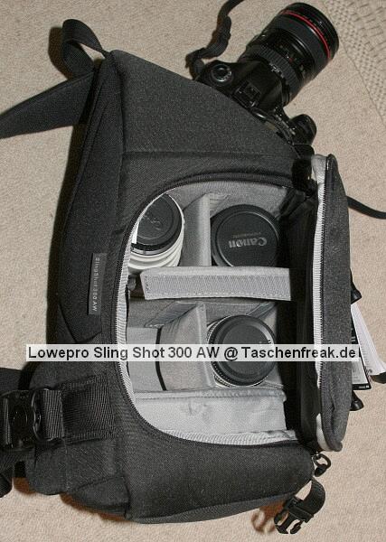 Lowepro SlingShot 300 AW\n\nFoto von Achim Kchler - DANKE VIELMALS!\n\nKommentar des Nutzers:\n\nHallo\nich bin erst krzlich auf Eure hilfreiche Galerie von Taschenbildern gestoen! \nSehr informativ, danke fr diese Zusammenstellung!\n \nDieser Tage habe ich meine Lowepro Slingshot 300 AW bekommen und mchte mich gleich mit Bildern an Eurer Datenbank beteiligen. \n \nDie meisten Fotos der Slingshot-Reihe zeigen diesen Rucksack mit seiner Einteilung so, wie sie vom Hersteller zusammengesteckt wurde. Fr einen schnellen Zugriff auf die Ausrstung ist es meiner Meinung nach gnstiger, die Fcher so anzuordnen, dass man an die Objektive ber die nur an der Schmalseite geffnete Klappe herankommt. So ist man erstens schneller und luft auch weniger Gefahr, dass einem die wertvollen Glser runterfallen.\nDie Slingshot 300 AW habe ich bepackt mit: Kameragehuse und angesetztem Objektiv 24-105, zustzlich kommt man ber die kleine Klappenffnung an folgende Objektive heran: 100-400mm, 17-40mm, 70-200mm, 85mm, 35mm. Unter den beiden zuletzt genannten Festbrennweiten findet noch ein weiteres Objektiv Platz, hier ein 100mm Makroobjektiv. Fr dieses muss man allerdings die Klappe vollstndig ffnen. \nAuf den Bildern ist das mittlere Fach noch mal unterteilt, damit das 70-200er noch hineinpasst. Lsst man diese Unterteilung weg, passt die Kamera besser in die Tasche, falls man den Batteriegriff montiert hat. Beide Telezooms gleichzeitig mitzunehmen macht ohnehin nicht viel Sinn.\n \nEbenfalls dabei: ein Grenvergleich Slingshot 300 gegenber 200. Die Hhe ist gleich geblieben, die 300er ist nur breiter. In der Praxis zeigt sich, dass sich die 300er nicht so verwindet, wenn man sie vom Rcken nach vorn gezogen hat.\n \nGru aus Frankfurt\nAchim Kchler
