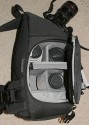 Lowepro SlingShot 300 AW\n\nFoto von Achim Kchler - DANKE VIELMALS!\n\nKommentar des Nutzers:\n\nHallo\nich bin erst krzlich auf Eure hilfreiche Galerie von Taschenbildern gestoen! \nSehr informativ, danke fr diese Zusammenstellung!\n \nDieser Tage habe ich meine Lowepro Slingshot 300 AW bekommen und mchte mich gleich mit Bildern an Eurer Datenbank beteiligen. \n \nDie meisten Fotos der Slingshot-Reihe zeigen diesen Rucksack mit seiner Einteilung so, wie sie vom Hersteller zusammengesteckt wurde. Fr einen schnellen Zugriff auf die Ausrstung ist es meiner Meinung nach gnstiger, die Fcher so anzuordnen, dass man an die Objektive ber die nur an der Schmalseite geffnete Klappe herankommt. So ist man erstens schneller und luft auch weniger Gefahr, dass einem die wertvollen Glser runterfallen.\nDie Slingshot 300 AW habe ich bepackt mit: Kameragehuse und angesetztem Objektiv 24-105, zustzlich kommt man ber die kleine Klappenffnung an folgende Objektive heran: 100-400mm, 17-40mm, 70-200mm, 85mm, 35mm. Unter den beiden zuletzt genannten Festbrennweiten findet noch ein weiteres Objektiv Platz, hier ein 100mm Makroobjektiv. Fr dieses muss man allerdings die Klappe vollstndig ffnen. \nAuf den Bildern ist das mittlere Fach noch mal unterteilt, damit das 70-200er noch hineinpasst. Lsst man diese Unterteilung weg, passt die Kamera besser in die Tasche, falls man den Batteriegriff montiert hat. Beide Telezooms gleichzeitig mitzunehmen macht ohnehin nicht viel Sinn.\n \nEbenfalls dabei: ein Grenvergleich Slingshot 300 gegenber 200. Die Hhe ist gleich geblieben, die 300er ist nur breiter. In der Praxis zeigt sich, dass sich die 300er nicht so verwindet, wenn man sie vom Rcken nach vorn gezogen hat.\n \nGru aus Frankfurt\nAchim Kchler