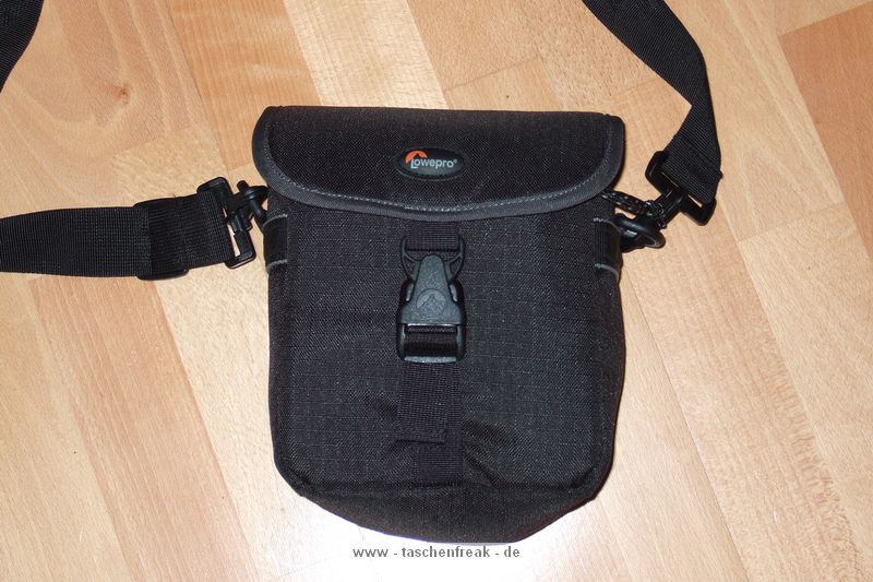 Foto von Jrg Langer\n\nKommentar des Nutzers:\n\nDiese relativ kleine Tasche ist Ideal fr DSLR Bodys ohen Objektive. Auch grere Bodys, wie eine Canon 1D finden hier platz drinne. Ich verwende diese Tasche entweder zum Transport meiner 1D mit RRS L Winkel und Umhngegurt von Optech. Dann ist allerdings null zustzlicher Platz vorhanden.\n\n\nDurch das doppelte Klettsystem an der Grtelschlaufe kann man diese Tasche bedenkenlos am Grtel oder an der groen Fototasche/Rucksack befestigen. Ein unabsichtliches lsen ist nicht mglich.\n\nEinen Regenschutz findet man an der Unterseite im Klettfach.\n\nEin Umhngegurt gehrt ebenso zum Lieferumfang.\n\nDen zweiten Verwendungszweck findet diese Tasche fr mein Panorama Set.