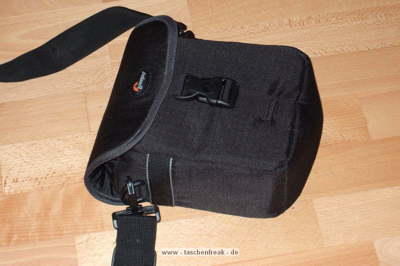 Foto von Jrg Langer\n\nKommentar des Nutzers:\n\nDiese relativ kleine Tasche ist Ideal fr DSLR Bodys ohen Objektive. Auch grere Bodys, wie eine Canon 1D finden hier platz drinne. Ich verwende diese Tasche entweder zum Transport meiner 1D mit RRS L Winkel und Umhngegurt von Optech. Dann ist allerdings null zustzlicher Platz vorhanden.\n\n\nDurch das doppelte Klettsystem an der Grtelschlaufe kann man diese Tasche bedenkenlos am Grtel oder an der groen Fototasche/Rucksack befestigen. Ein unabsichtliches lsen ist nicht mglich.\n\nEinen Regenschutz findet man an der Unterseite im Klettfach.\n\nEin Umhngegurt gehrt ebenso zum Lieferumfang.\n\nDen zweiten Verwendungszweck findet diese Tasche fr mein Panorama Set.