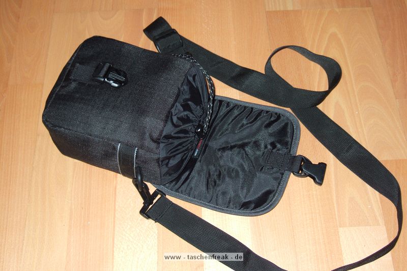 Foto von Jrg Langer\n\nKommentar des Nutzers:\n\nDiese relativ kleine Tasche ist Ideal fr DSLR Bodys ohen Objektive. Auch grere Bodys, wie eine Canon 1D finden hier platz drinne. Ich verwende diese Tasche entweder zum Transport meiner 1D mit RRS L Winkel und Umhngegurt von Optech. Dann ist allerdings null zustzlicher Platz vorhanden.\n\n\nDurch das doppelte Klettsystem an der Grtelschlaufe kann man diese Tasche bedenkenlos am Grtel oder an der groen Fototasche/Rucksack befestigen. Ein unabsichtliches lsen ist nicht mglich.\n\nEinen Regenschutz findet man an der Unterseite im Klettfach.\n\nEin Umhngegurt gehrt ebenso zum Lieferumfang.\n\nDen zweiten Verwendungszweck findet diese Tasche fr mein Panorama Set.