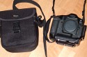 Foto von Jrg Langer\n\nKommentar des Nutzers:\n\nDiese relativ kleine Tasche ist Ideal fr DSLR Bodys ohen Objektive. Auch grere Bodys, wie eine Canon 1D finden hier platz drinne. Ich verwende diese Tasche entweder zum Transport meiner 1D mit RRS L Winkel und Umhngegurt von Optech. Dann ist allerdings null zustzlicher Platz vorhanden.\n\n\nDurch das doppelte Klettsystem an der Grtelschlaufe kann man diese Tasche bedenkenlos am Grtel oder an der groen Fototasche/Rucksack befestigen. Ein unabsichtliches lsen ist nicht mglich.\n\nEinen Regenschutz findet man an der Unterseite im Klettfach.\n\nEin Umhngegurt gehrt ebenso zum Lieferumfang.\n\nDen zweiten Verwendungszweck findet diese Tasche fr mein Panorama Set.