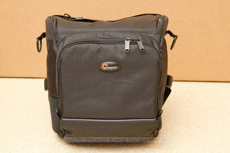 LOWEPRO SPECIALIST 85 AW\n\nFoto von Ingo Cordes - VIELEN DANK!\n\nKommentar des Nutzers:\n\nDer NP liegt bei ca. 120 Euro. Eine uerst bequeme Hfttasche. Kann auch mit der 'Shoulder Harness' von Lowepro kombiniert werden. An den Hftgurt (fix an der Tasche) passen SlipLock-Komponenten.\n\nLocker passt rein: 1er DSLR oder DSLR mit Batteriegriff und angesetztem 70-200/2.8, ein Blitz, 2-4 weitere Objektive (grenabhnig) und viel Kleinkram.\n\nEine der wenigen Taschen von Lowepro die akzeptiert, dass es 2.8er Zooms und Batteriegriffe bzw. groe Gehuse gibt.