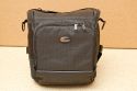 LOWEPRO SPECIALIST 85 AW\n\nFoto von Ingo Cordes - VIELEN DANK!\n\nKommentar des Nutzers:\n\nDer NP liegt bei ca. 120 Euro. Eine uerst bequeme Hfttasche. Kann auch mit der 'Shoulder Harness' von Lowepro kombiniert werden. An den Hftgurt (fix an der Tasche) passen SlipLock-Komponenten.\n\nLocker passt rein: 1er DSLR oder DSLR mit Batteriegriff und angesetztem 70-200/2.8, ein Blitz, 2-4 weitere Objektive (grenabhnig) und viel Kleinkram.\n\nEine der wenigen Taschen von Lowepro die akzeptiert, dass es 2.8er Zooms und Batteriegriffe bzw. groe Gehuse gibt.