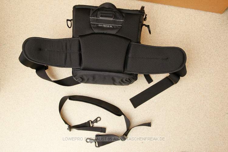 LOWEPRO SPECIALIST 85 AW\n\nFoto von Ingo Cordes - VIELEN DANK!\n\nKommentar des Nutzers:\n\nDer NP liegt bei ca. 120 Euro. Eine äußerst bequeme Hüfttasche. Kann auch mit der 'Shoulder Harness' von Lowepro kombiniert werden. An den Hüftgurt (fix an der Tasche) passen SlipLock-Komponenten.\n\nLocker passt rein: 1er DSLR oder DSLR mit Batteriegriff und angesetztem 70-200/2.8, ein Blitz, 2-4 weitere Objektive (größenabhänig) und viel Kleinkram.\n\nEine der wenigen Taschen von Lowepro die akzeptiert, dass es 2.8er Zooms und Batteriegriffe bzw. große Gehäuse gibt.