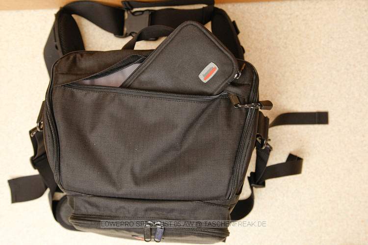 LOWEPRO SPECIALIST 85 AW\n\nFoto von Ingo Cordes - VIELEN DANK!\n\nKommentar des Nutzers:\n\nDer NP liegt bei ca. 120 Euro. Eine uerst bequeme Hfttasche. Kann auch mit der 'Shoulder Harness' von Lowepro kombiniert werden. An den Hftgurt (fix an der Tasche) passen SlipLock-Komponenten.\n\nLocker passt rein: 1er DSLR oder DSLR mit Batteriegriff und angesetztem 70-200/2.8, ein Blitz, 2-4 weitere Objektive (grenabhnig) und viel Kleinkram.\n\nEine der wenigen Taschen von Lowepro die akzeptiert, dass es 2.8er Zooms und Batteriegriffe bzw. groe Gehuse gibt.