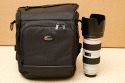 LOWEPRO SPECIALIST 85 AW\n\nFoto von Ingo Cordes - VIELEN DANK!\n\nKommentar des Nutzers:\n\nDer NP liegt bei ca. 120 Euro. Eine uerst bequeme Hfttasche. Kann auch mit der 'Shoulder Harness' von Lowepro kombiniert werden. An den Hftgurt (fix an der Tasche) passen SlipLock-Komponenten.\n\nLocker passt rein: 1er DSLR oder DSLR mit Batteriegriff und angesetztem 70-200/2.8, ein Blitz, 2-4 weitere Objektive (grenabhnig) und viel Kleinkram.\n\nEine der wenigen Taschen von Lowepro die akzeptiert, dass es 2.8er Zooms und Batteriegriffe bzw. groe Gehuse gibt.