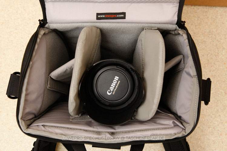 LOWEPRO SPECIALIST 85 AW\n\nFoto von Ingo Cordes - VIELEN DANK!\n\nKommentar des Nutzers:\n\nDer NP liegt bei ca. 120 Euro. Eine uerst bequeme Hfttasche. Kann auch mit der 'Shoulder Harness' von Lowepro kombiniert werden. An den Hftgurt (fix an der Tasche) passen SlipLock-Komponenten.\n\nLocker passt rein: 1er DSLR oder DSLR mit Batteriegriff und angesetztem 70-200/2.8, ein Blitz, 2-4 weitere Objektive (grenabhnig) und viel Kleinkram.\n\nEine der wenigen Taschen von Lowepro die akzeptiert, dass es 2.8er Zooms und Batteriegriffe bzw. groe Gehuse gibt.