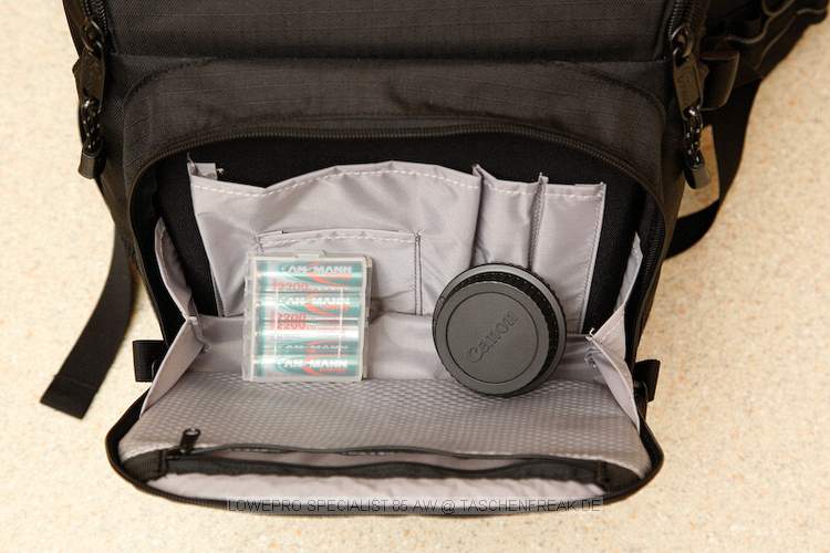 LOWEPRO SPECIALIST 85 AW\n\nFoto von Ingo Cordes - VIELEN DANK!\n\nKommentar des Nutzers:\n\nDer NP liegt bei ca. 120 Euro. Eine uerst bequeme Hfttasche. Kann auch mit der 'Shoulder Harness' von Lowepro kombiniert werden. An den Hftgurt (fix an der Tasche) passen SlipLock-Komponenten.\n\nLocker passt rein: 1er DSLR oder DSLR mit Batteriegriff und angesetztem 70-200/2.8, ein Blitz, 2-4 weitere Objektive (grenabhnig) und viel Kleinkram.\n\nEine der wenigen Taschen von Lowepro die akzeptiert, dass es 2.8er Zooms und Batteriegriffe bzw. groe Gehuse gibt.