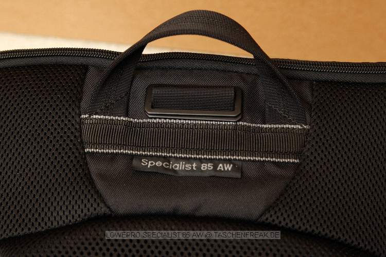 LOWEPRO SPECIALIST 85 AW\n\nFoto von Ingo Cordes - VIELEN DANK!\n\nKommentar des Nutzers:\n\nDer NP liegt bei ca. 120 Euro. Eine uerst bequeme Hfttasche. Kann auch mit der 'Shoulder Harness' von Lowepro kombiniert werden. An den Hftgurt (fix an der Tasche) passen SlipLock-Komponenten.\n\nLocker passt rein: 1er DSLR oder DSLR mit Batteriegriff und angesetztem 70-200/2.8, ein Blitz, 2-4 weitere Objektive (grenabhnig) und viel Kleinkram.\n\nEine der wenigen Taschen von Lowepro die akzeptiert, dass es 2.8er Zooms und Batteriegriffe bzw. groe Gehuse gibt.