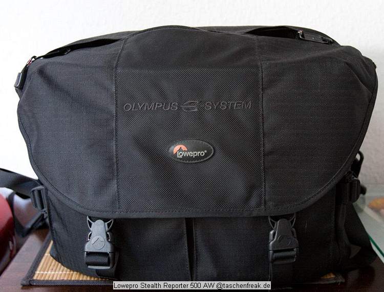 Foto von Martin Thomas - VIELEN DANK!\n\nKommentar des Nutzers:\n\nDie Stealth Reporter AW-Taschen wurden ursprnglich fr Photojournalisten entwickelt, doch die vielen praktischen Details werden sicherlich von allen Fotografen geschtzt: Schneller Zugriff auf die Ausrstung durch einen einzigartigen Reiverschluss oben im Deckel, herausnehmbare, gepolsterte Innenfcher, ein All Weather Cover fr verlsslichen Schutz vor den Elementen und eine All WeatherHlle zum Schutz vor Wettereinflssen bei gleichzeitig schnellem Zugriff auf die Ausrstung. Das Innere kann jeweils passend fr das zu transportierende System eingerichtet werden und in den vielen Taschen knnen kleine Zubehrteile untergebracht werden.\n\nAbmessungen (innen):36x17,5x24cm\nAbmessungen (auen):40,5x23x28cm