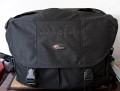 Foto von Martin Thomas - VIELEN DANK!\n\nKommentar des Nutzers:\n\nDie Stealth Reporter AW-Taschen wurden ursprnglich fr Photojournalisten entwickelt, doch die vielen praktischen Details werden sicherlich von allen Fotografen geschtzt: Schneller Zugriff auf die Ausrstung durch einen einzigartigen Reiverschluss oben im Deckel, herausnehmbare, gepolsterte Innenfcher, ein All Weather Cover fr verlsslichen Schutz vor den Elementen und eine All WeatherHlle zum Schutz vor Wettereinflssen bei gleichzeitig schnellem Zugriff auf die Ausrstung. Das Innere kann jeweils passend fr das zu transportierende System eingerichtet werden und in den vielen Taschen knnen kleine Zubehrteile untergebracht werden.\n\nAbmessungen (innen):36x17,5x24cm\nAbmessungen (auen):40,5x23x28cm